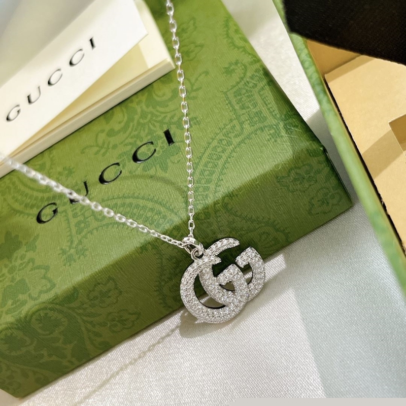 G*u*i necklaces
